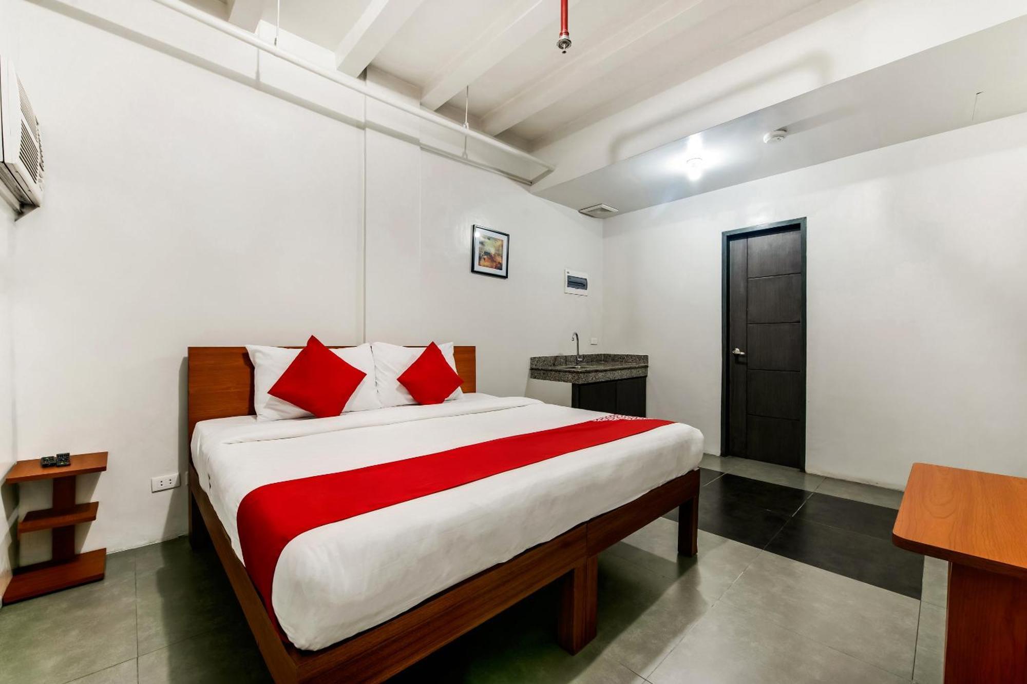 Oyo 136 Regal Residences Quezon City Extérieur photo