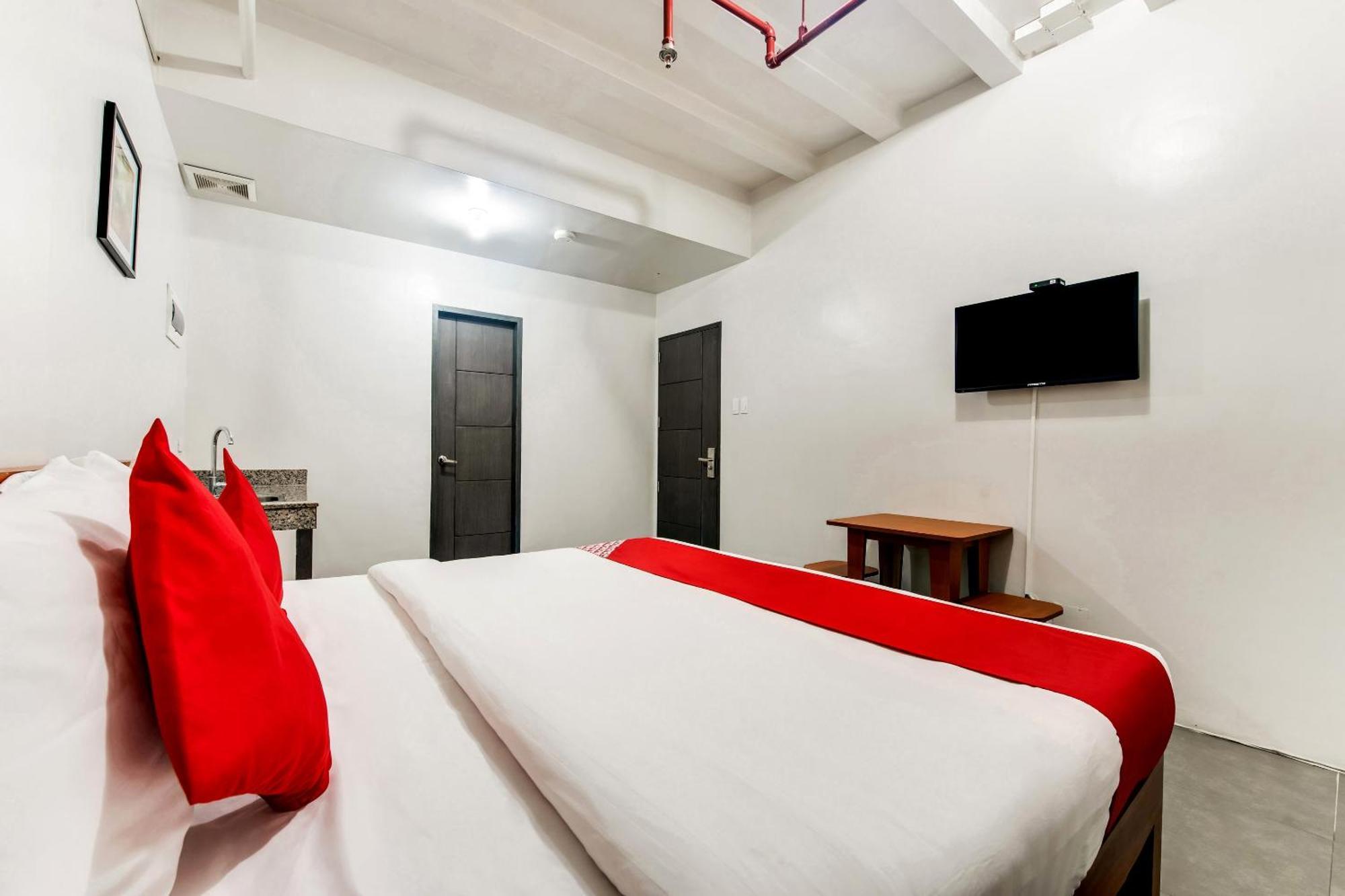 Oyo 136 Regal Residences Quezon City Extérieur photo