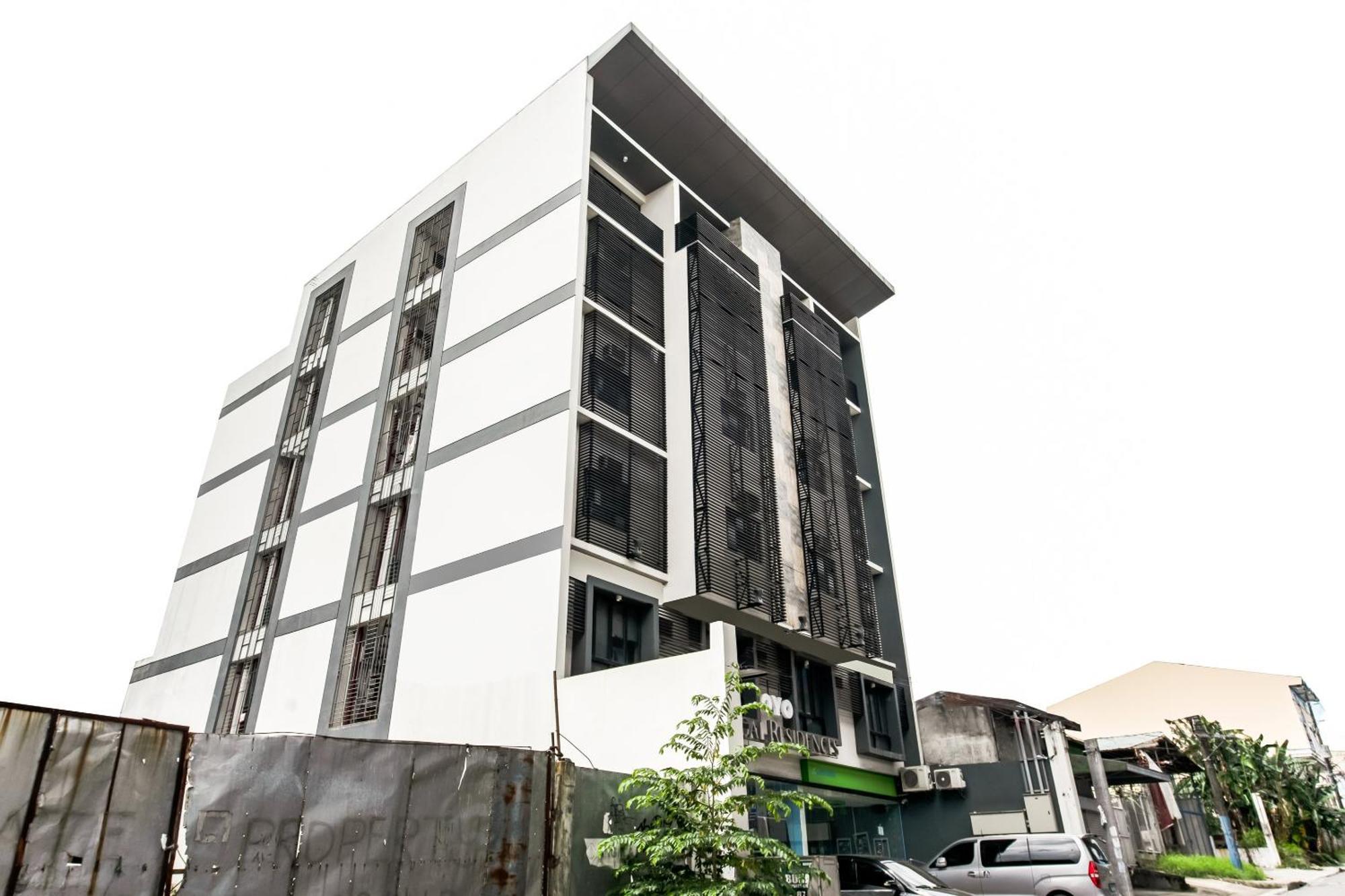 Oyo 136 Regal Residences Quezon City Extérieur photo