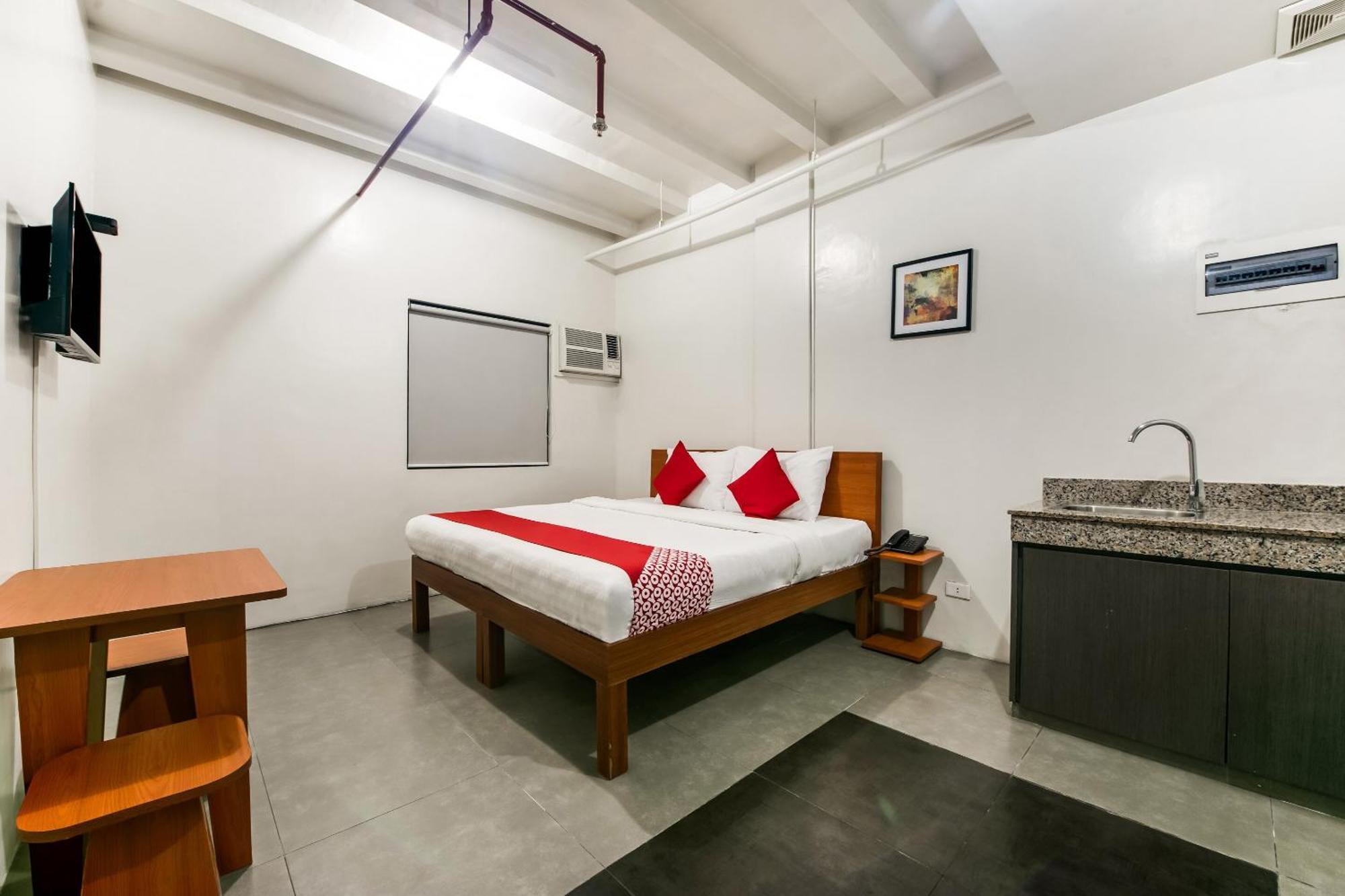 Oyo 136 Regal Residences Quezon City Extérieur photo