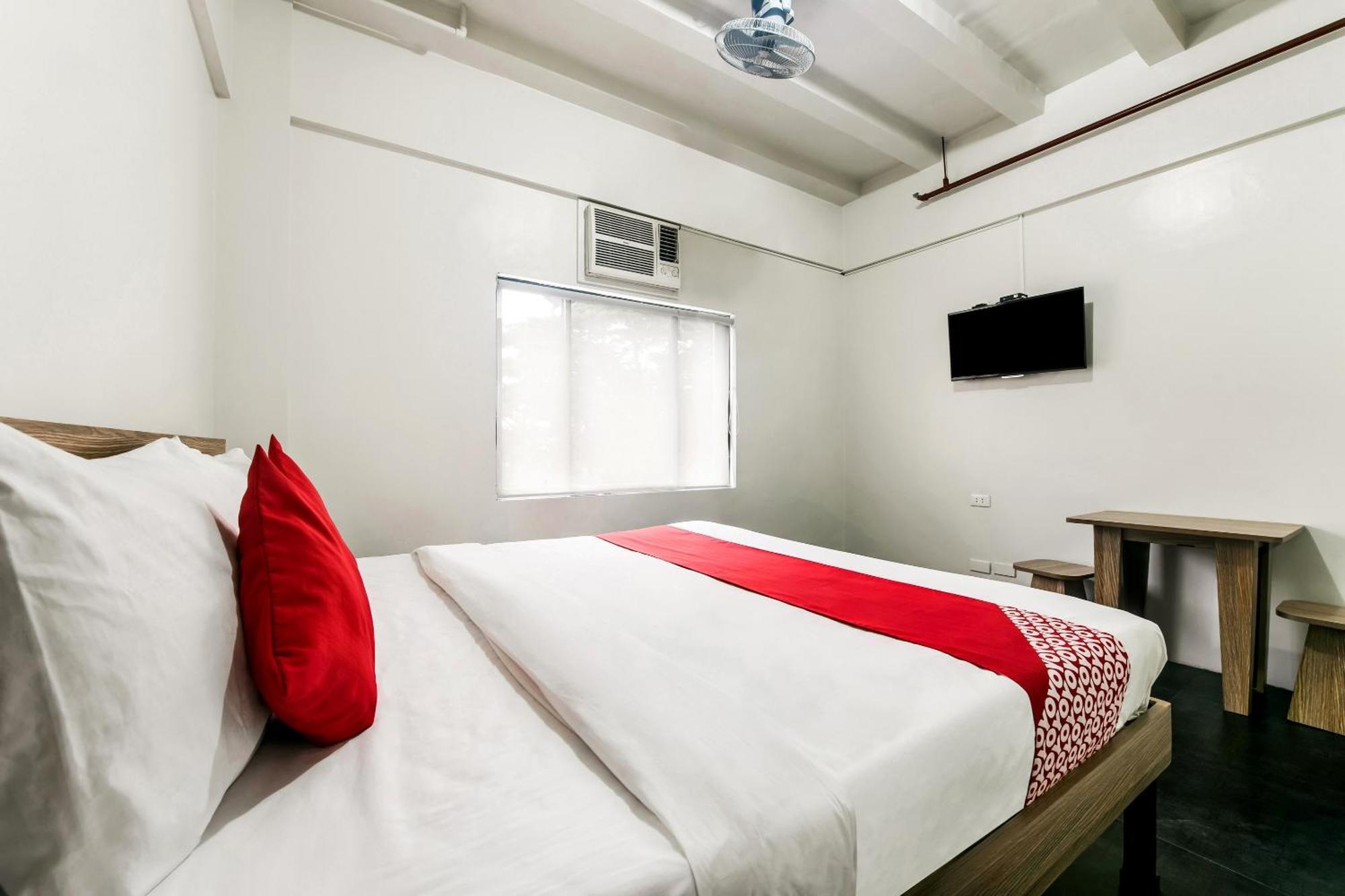 Oyo 136 Regal Residences Quezon City Extérieur photo