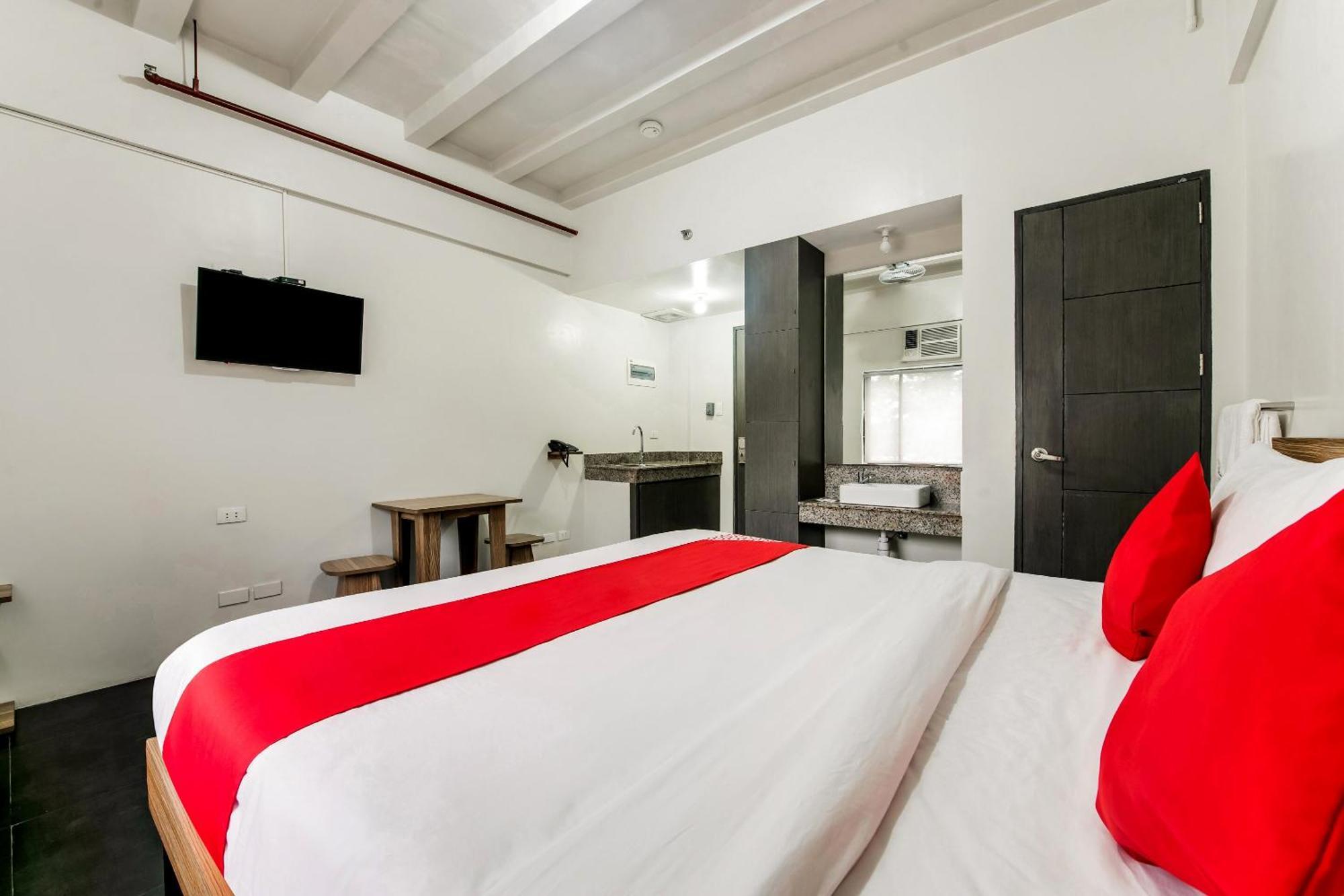 Oyo 136 Regal Residences Quezon City Extérieur photo
