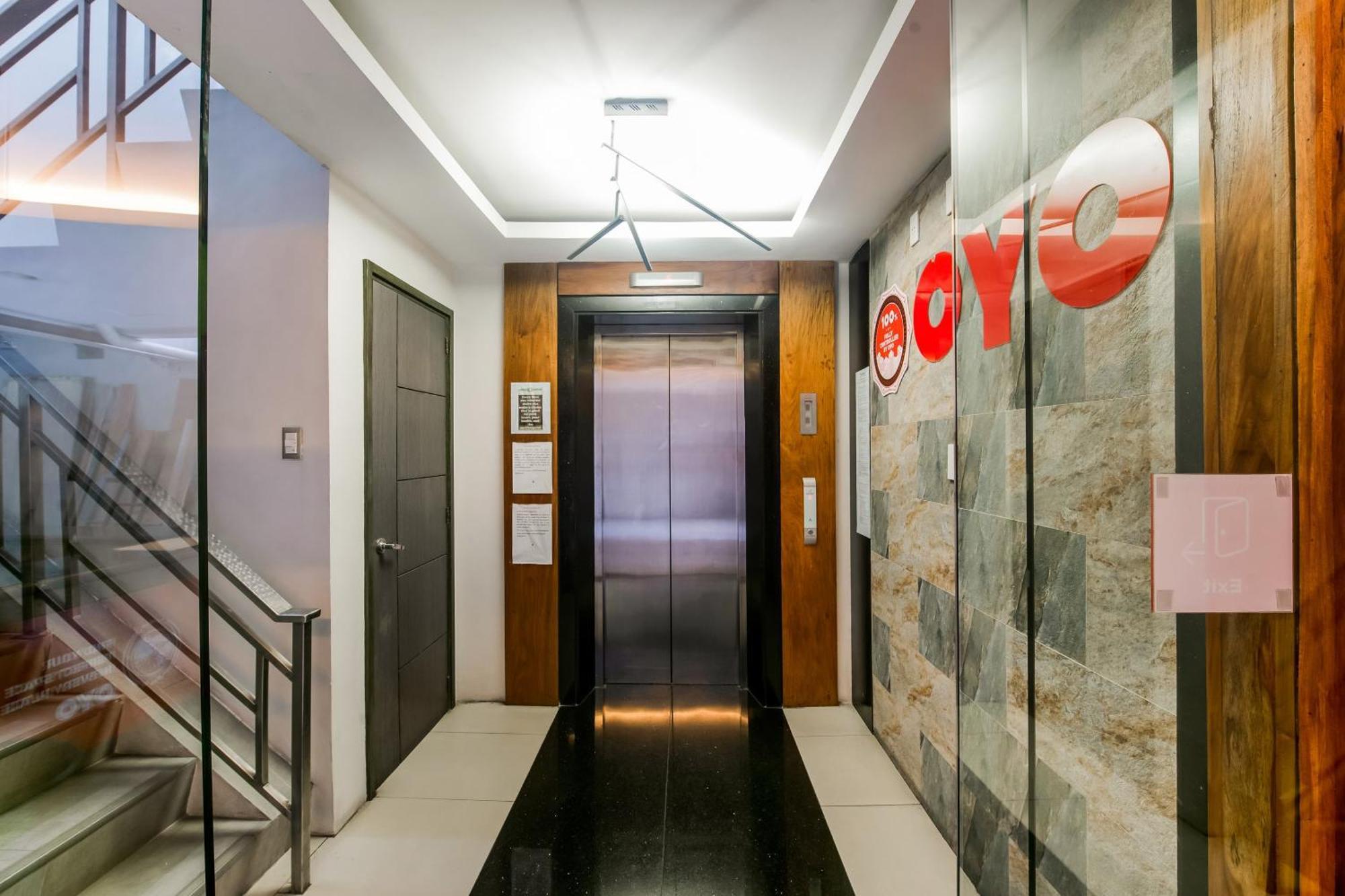 Oyo 136 Regal Residences Quezon City Extérieur photo