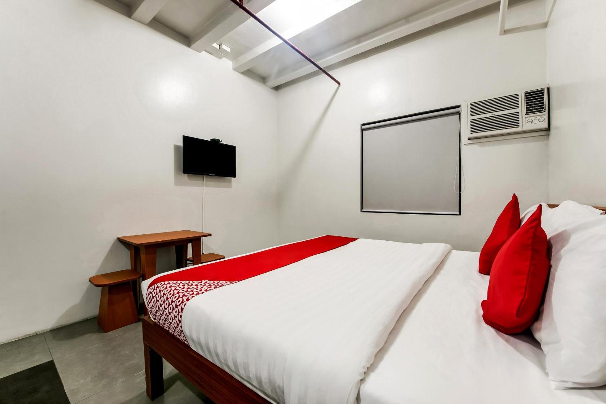 Oyo 136 Regal Residences Quezon City Extérieur photo