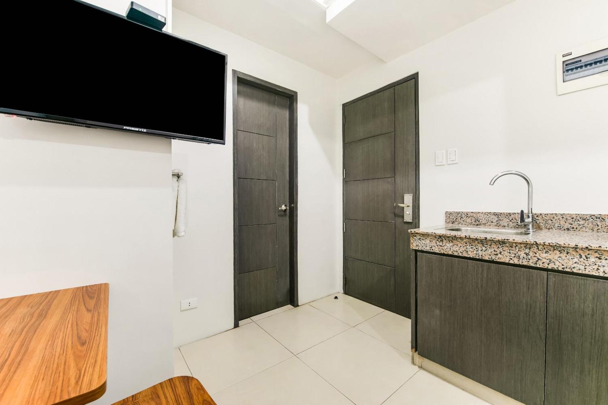 Oyo 136 Regal Residences Quezon City Extérieur photo