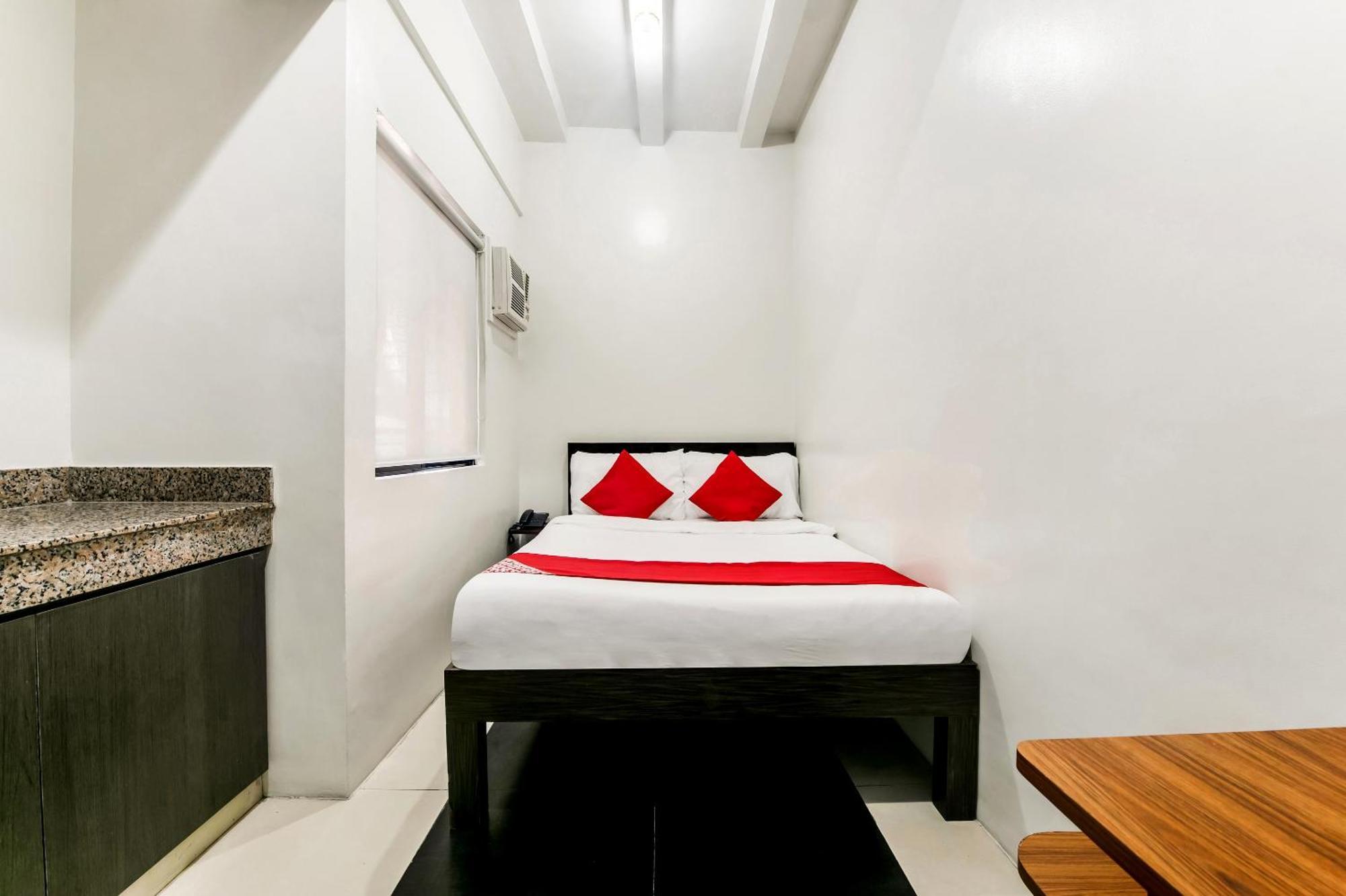 Oyo 136 Regal Residences Quezon City Extérieur photo