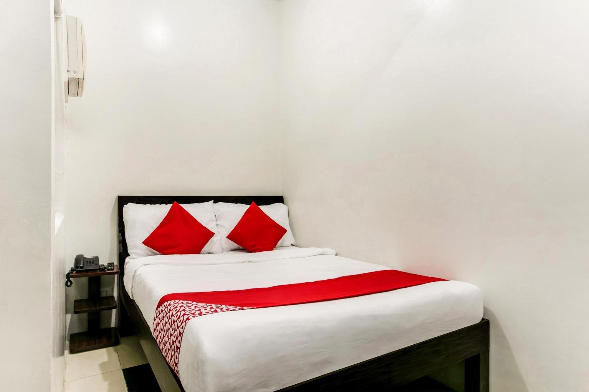 Oyo 136 Regal Residences Quezon City Extérieur photo